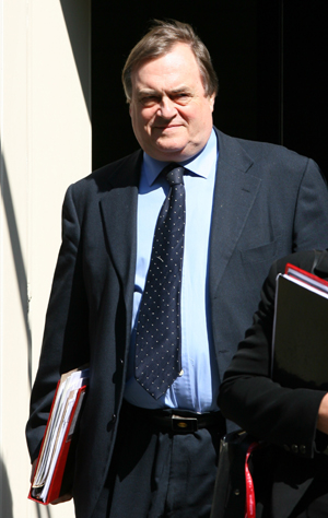 英男子長(zhǎng)相酷似副首相 冒充堂弟騙財(cái)騙色