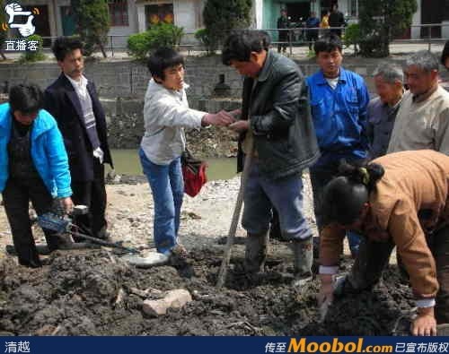 江蘇工地挖出古銅錢(qián) 民眾搶挖賣(mài)錢(qián)惹爭(zhēng)議