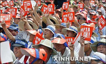 韓農(nóng)民抗議進(jìn)口美國(guó)牛肉