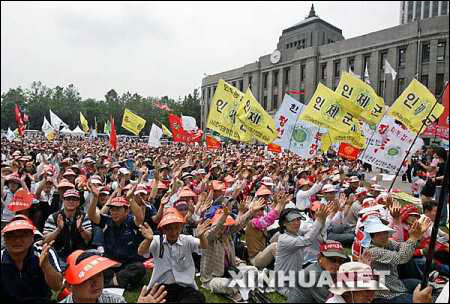 韓農(nóng)民抗議進(jìn)口美國(guó)牛肉