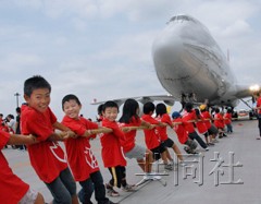 日本300名小學(xué)生與波音747飛機(jī)拔河