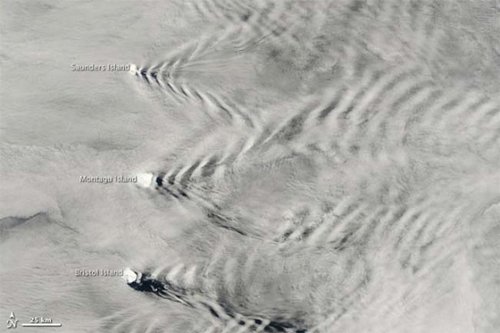 美國宇航局衛(wèi)星拍下海島移動(dòng)奇異景觀