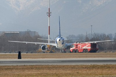 英國(guó)波音757客機(jī)空中漏油 231名乘客驚魂