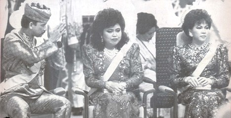 文萊國(guó)王蘇丹和曾是美女記者的第三任妻子離婚