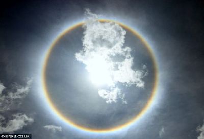 英國(guó)海灘上空驚現(xiàn)幻日奇觀 似“巨眼”俯視人間