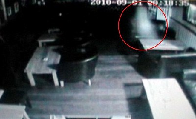 英國(guó)殯儀館改建酒吧鬧鬼 監(jiān)控錄像拍下詭異“幽靈”