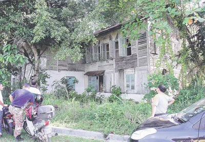 馬來(lái)西亞女?huà)霃奈蓓敱煌葡聭K死 肇事野猴遭擊斃