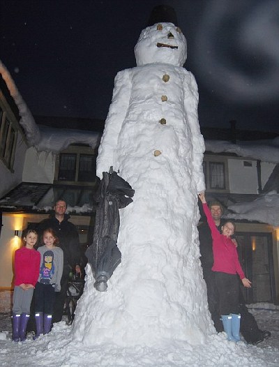 英國近五米高雪人斜而不倒 有望堅(jiān)持到圣誕節(jié)