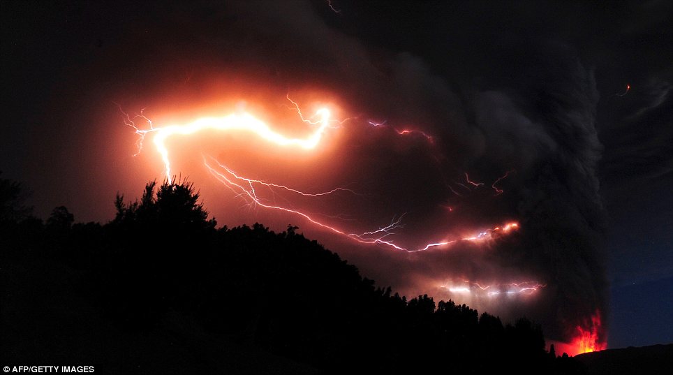 組圖：智利火山噴發(fā)伴隨電閃雷鳴 場(chǎng)面蔚為壯觀