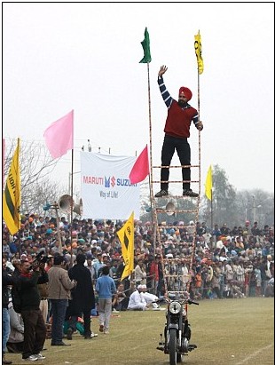 頭發(fā)拉車、牙齒搬磚 印度鄉(xiāng)村奧運會牛人顯神通