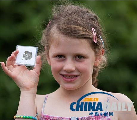 英女孩發(fā)現極其罕見五葉幸運草 出現概率兩萬分之一