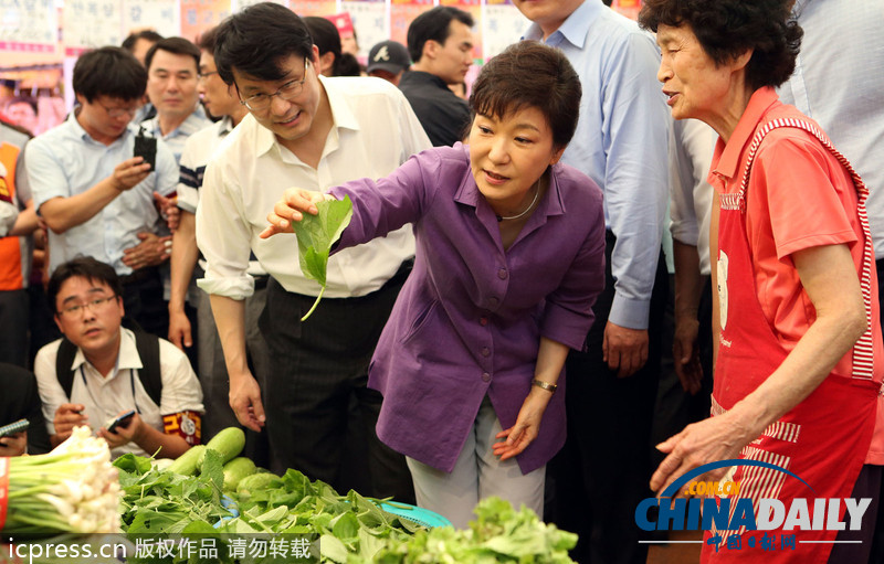樸槿惠走進(jìn)菜場詢問最新菜價 關(guān)心民眾生活（組圖）