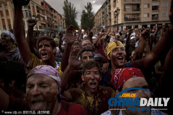 西班牙民眾慶?？ㄋ箍构?jié) 黑油脂臭雞蛋不亦樂乎