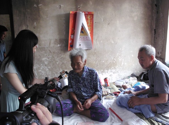 語信“周行一善”信守公益，萬元捐贈(zèng)山東90歲拾荒老母