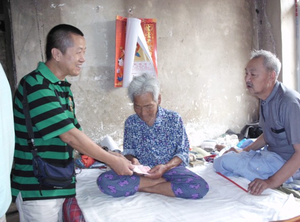 語信“周行一善”信守公益，萬元捐贈(zèng)山東90歲拾荒老母