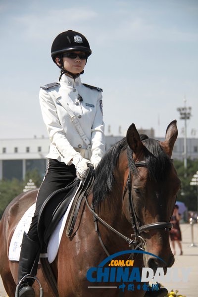2013夏季達(dá)沃斯論壇：女騎警廣場巡邏 颯爽英姿（組圖）