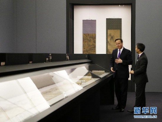 卡梅倫訪(fǎng)華前參觀中國(guó)畫(huà)展 期待吃火鍋?zhàn)哞F