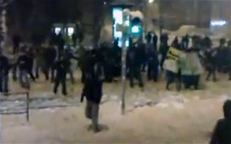 德國打雪仗游戲變?nèi)簹录?數(shù)百人混戰(zhàn)交通癱瘓