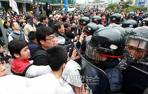 韓國集會(huì)發(fā)生多起沖突112人被抓