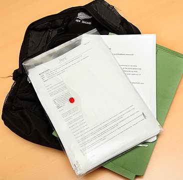 因助手丟失機(jī)密文件 英國(guó)首相布朗化妝手冊(cè)遭曝光