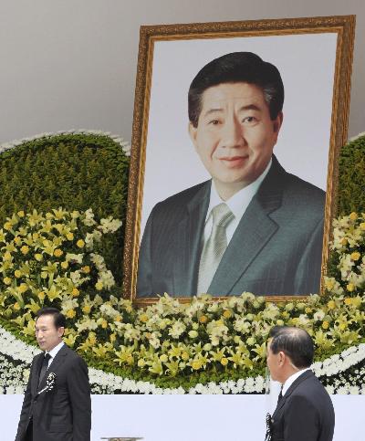 盧武鉉葬禮隆重?cái)?shù)十萬人送行 李明博獻(xiàn)花遭高聲抗議