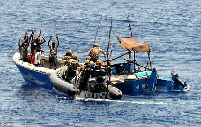 英國西班牙?？章?lián)手“教訓(xùn)”海盜 收繳武器炸其船