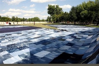 克羅地亞展出45米長牛仔褲 沖擊吉尼斯世界紀(jì)錄