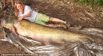 英國(guó)11歲小女孩釣起2倍于自己體重大魚(yú)