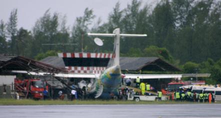 泰飛機(jī)降落時滑出跑道撞向控制塔臺 機(jī)長當(dāng)場死亡