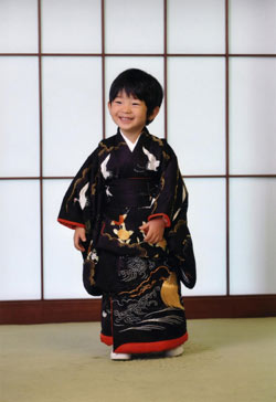 日本小皇孫悠仁迎來3周歲生日 天皇夫婦贈(zèng)其和服
