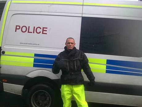 英疑犯嫌通緝照片難看 警車旁留影發(fā)給報(bào)社