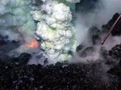 水下探測(cè)器拍攝到最深海底火山噴發(fā)奇景（圖）