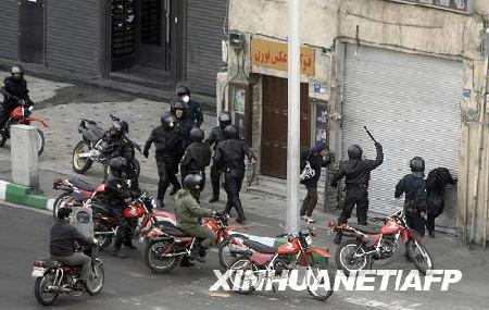 伊朗反對派與警方?jīng)_突致5死 300余人被捕