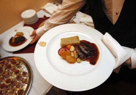 加拿大議會擺海豹宴 高官重臣吃給歐盟看！