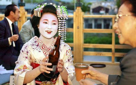 經(jīng)濟(jì)衰退錢難掙 日本藝妓被迫推出廉價啤酒服務(wù)