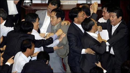 歷數(shù)各國議會的“武斗大戲”[組圖]