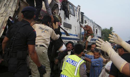 印尼發(fā)生兩起火車相撞事故 37人死亡數(shù)十人受傷