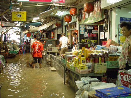 泰國(guó)洪水逼近曼谷市中心 59人死亡320萬(wàn)民眾受災(zāi)