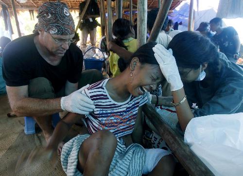 印尼海嘯致408人死亡災(zāi)區(qū)缺醫(yī)少藥 兩月大女嬰獲救