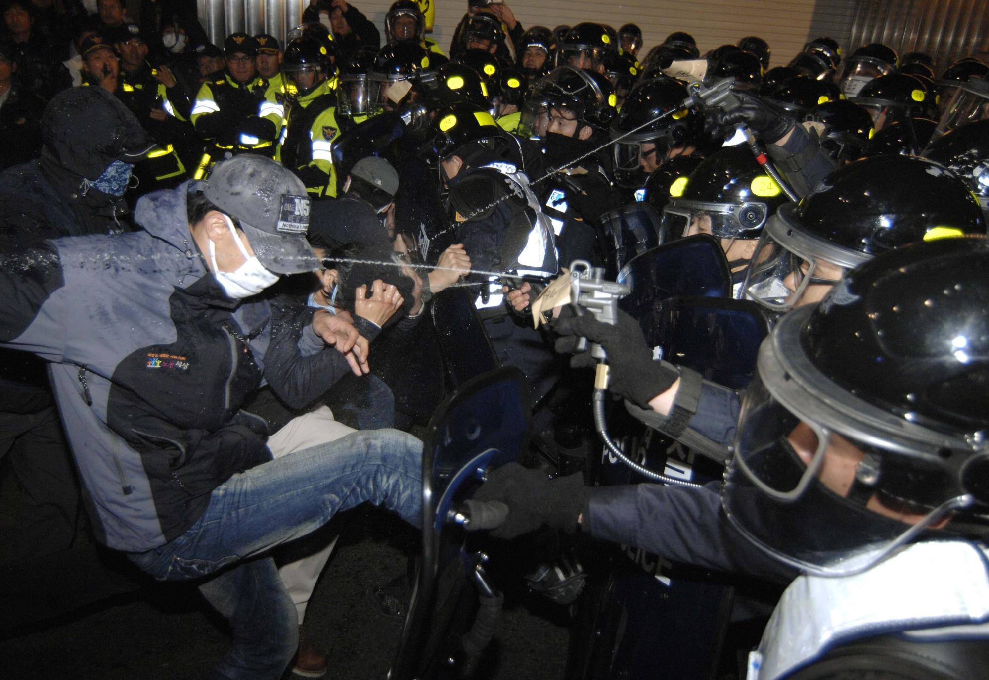 韓國(guó)數(shù)萬人游行反對(duì)G20峰會(huì) 一名恐怖嫌疑人被捕