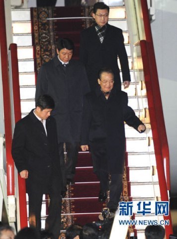 溫家寶抵達(dá)圣彼得堡開始訪問(wèn)俄羅斯(圖)