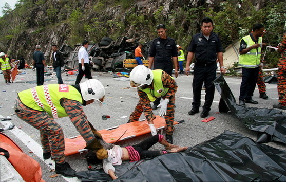 馬來(lái)西亞旅游巴士翻車造成至少27人死亡