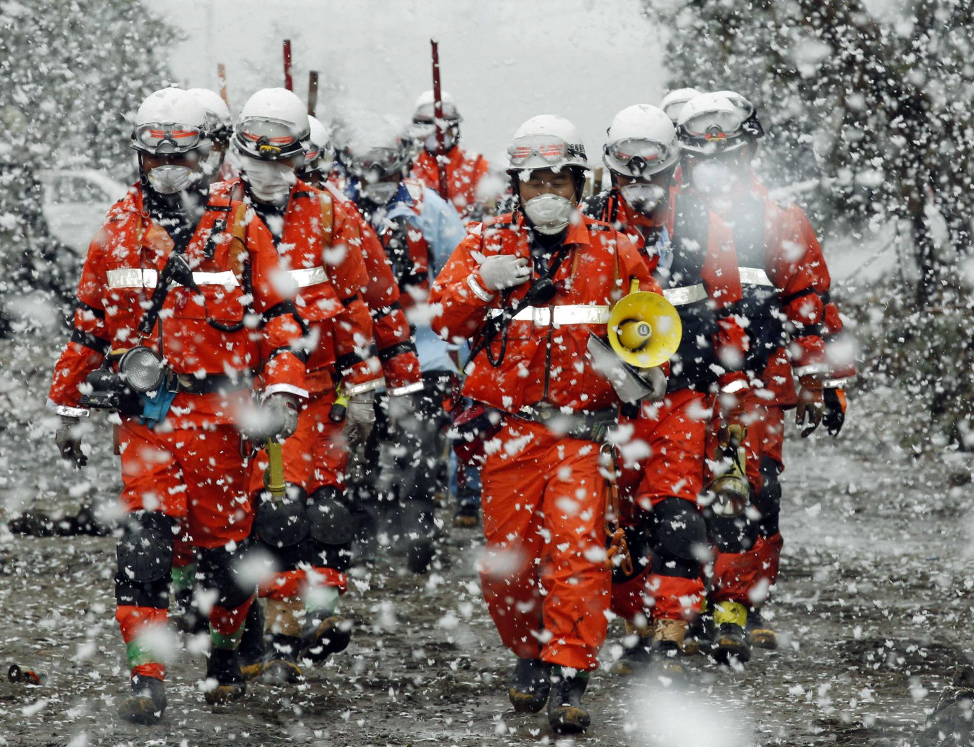 日本仙臺重災(zāi)區(qū)降大雪 生活必需品供應(yīng)緊張（圖集）