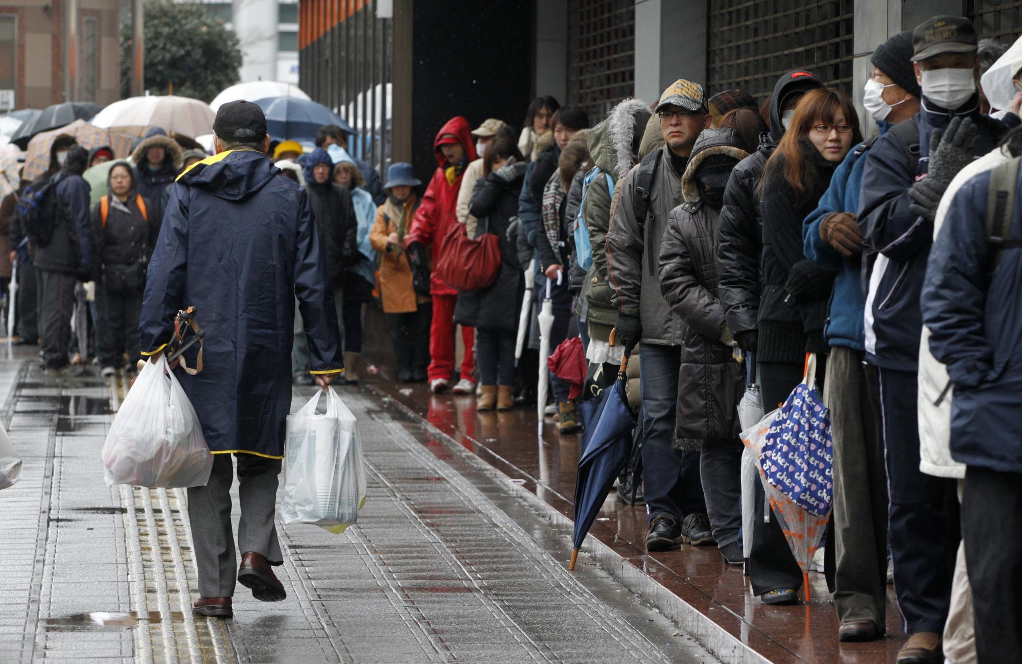 日本仙臺重災區(qū)降大雪 生活必需品供應緊張（圖集）
