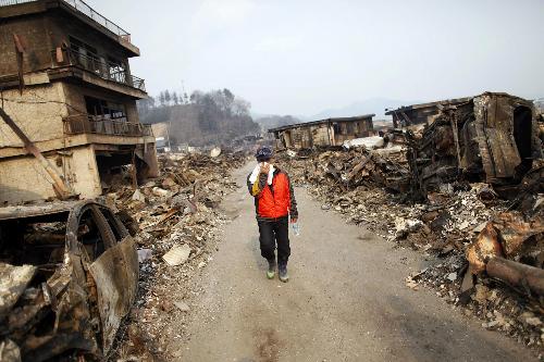 日本東北部海嘯災區(qū)物資極度匱乏 災民命懸一線
