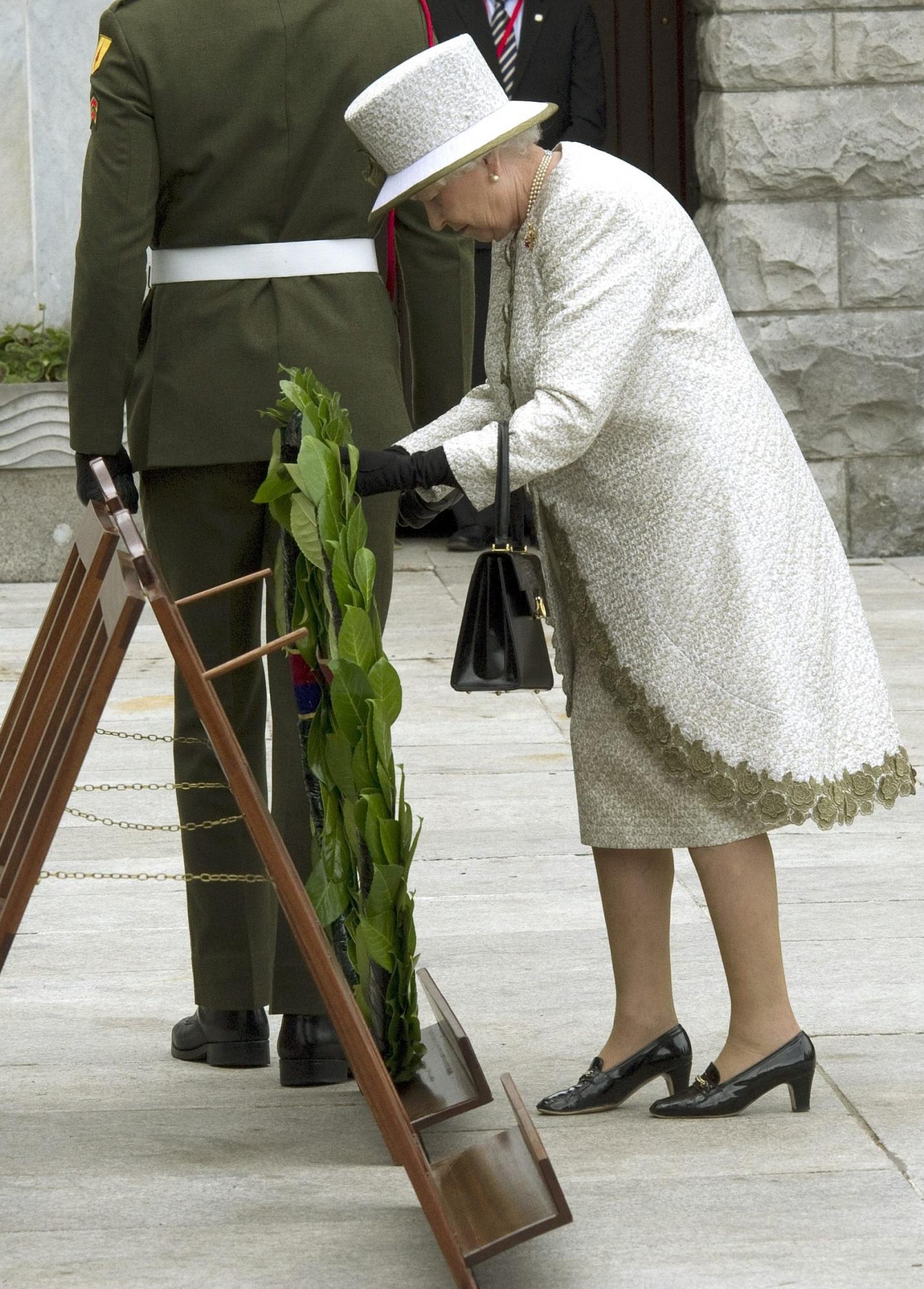 英女王抵都柏林開始“和解之旅” 敬獻(xiàn)花環(huán)參觀大學(xué)