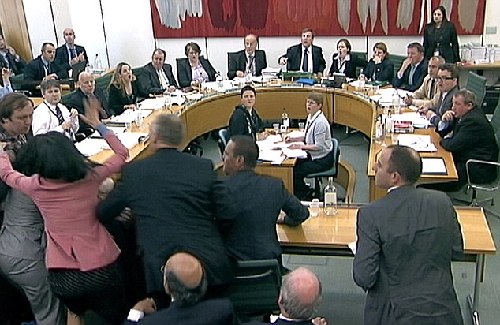 鄧文迪護夫心切“掌摑”襲擊者 英議長勒令徹查安檢