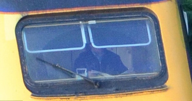 列車司機(jī)行駛途中看報(bào)紙 偷懶被拍遭停職