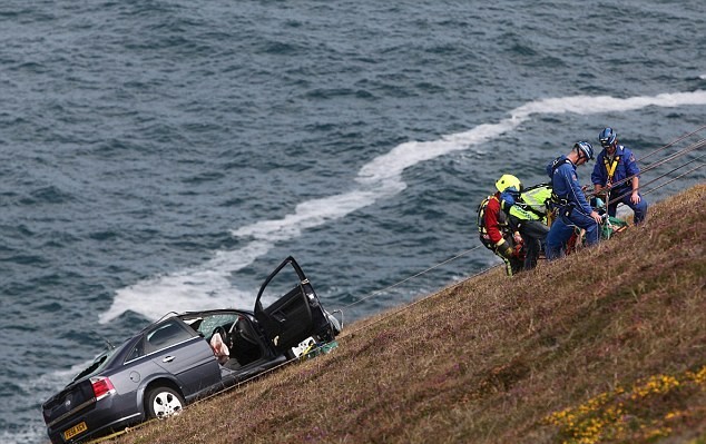 英國大媽駕車翻下懸崖 被困20小時后成功脫險