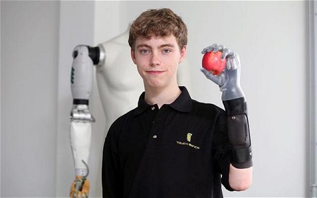 英殘疾男孩信件感動(dòng)F1奔馳車隊(duì) 免費(fèi)獲裝頂級(jí)仿生手